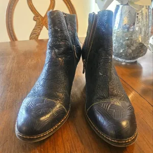 Chic Blue Textured Ankle Boots. Size 10