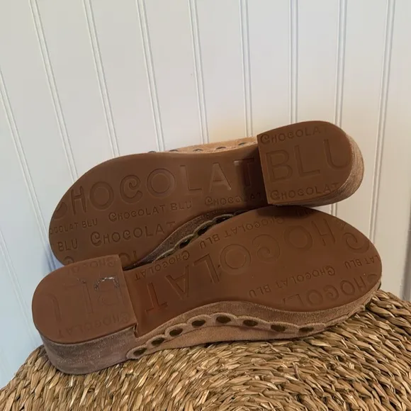 Chocolat Blu Gemini Women's Tan Suede Clogs - 9 - Good Condition