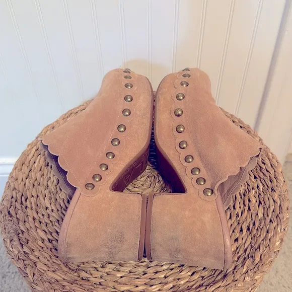 Chocolat Blu Gemini Women's Tan Suede Clogs - 9 - Good Condition