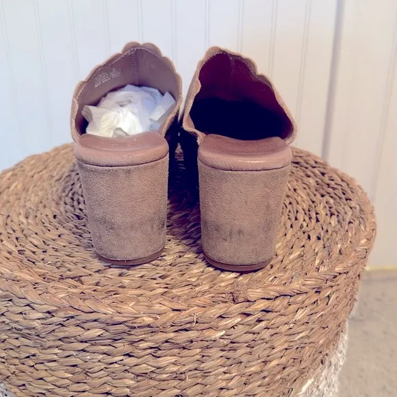 Chocolat Blu Gemini Women's Tan Suede Clogs - 9 - Good Condition