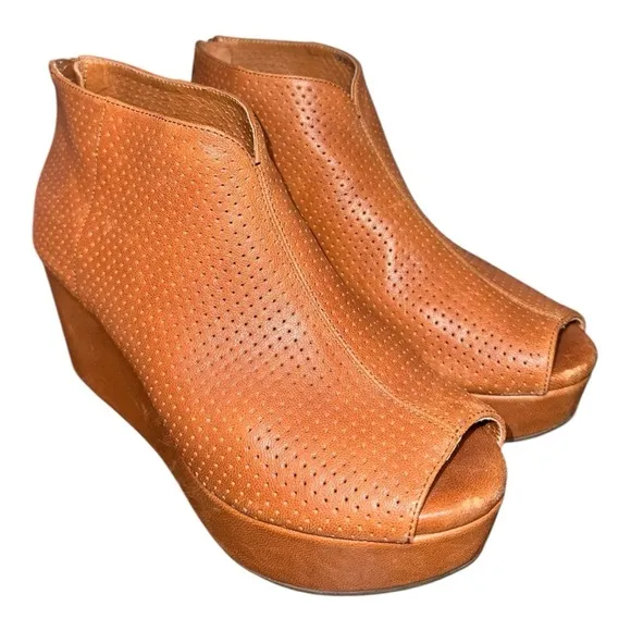 Chocolat Blu women's Walee Perforated Whiskey leather Wedge Booties size 7