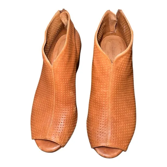 Chocolat Blu women's Walee Perforated Whiskey leather Wedge Booties size 7