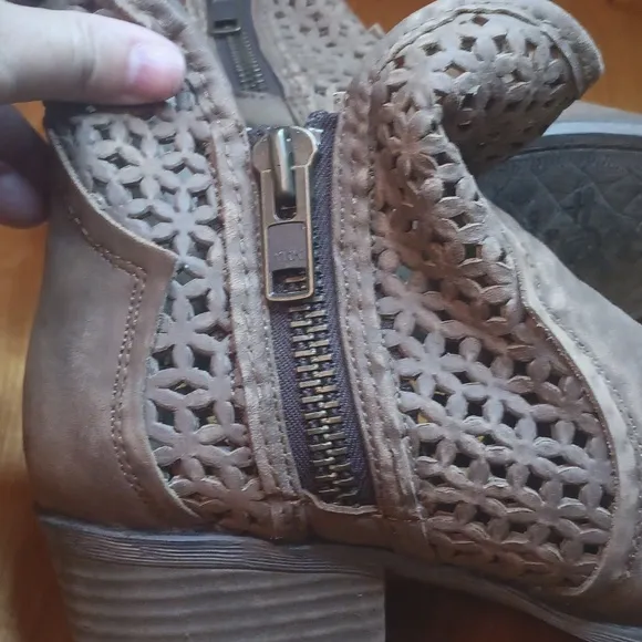Circle G womens Brown Leather Ankle Boots Size 9