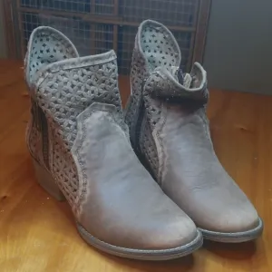 Circle G womens Brown Leather Ankle Boots Size 9