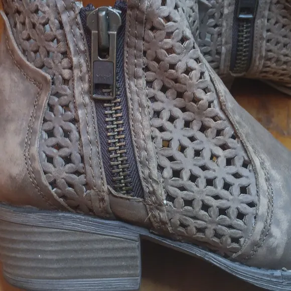 Circle G womens Brown Leather Ankle Boots Size 9