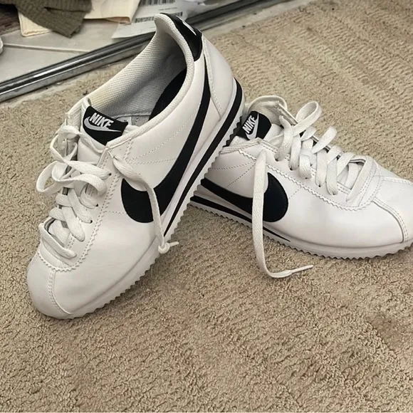 Classic Nike Cortez Basic SL White Black Swoosh Sneakers Retro Athletic Shoes