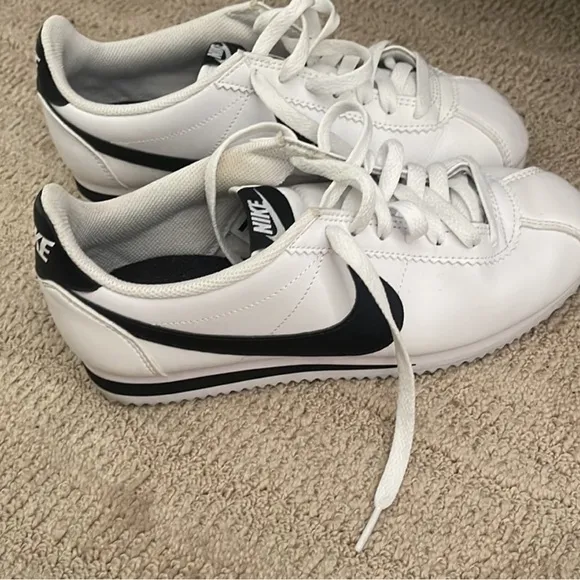 Classic Nike Cortez Basic SL White Black Swoosh Sneakers Retro Athletic Shoes