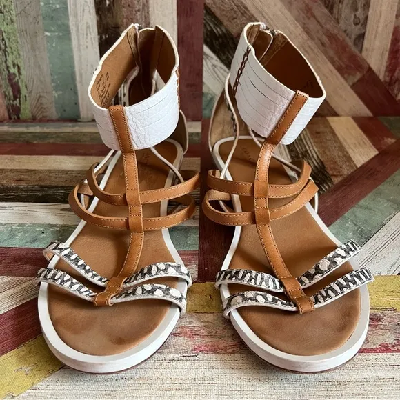 Coach Nillie Gladiator Sandals Back Zip Tan White EUC SZ 9.5 Summer Boho Gypsy