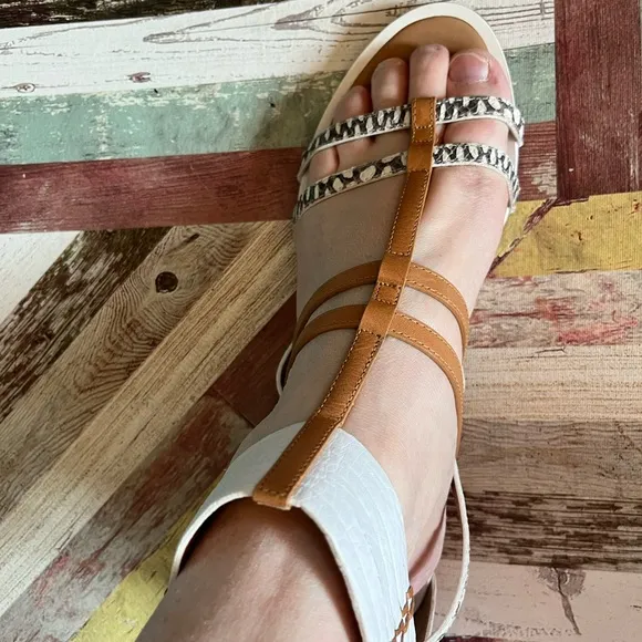 Coach Nillie Gladiator Sandals Back Zip Tan White EUC SZ 9.5 Summer Boho Gypsy