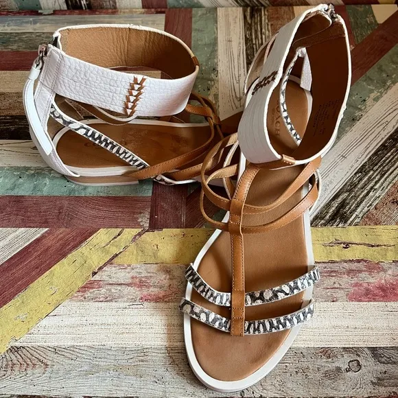 Coach Nillie Gladiator Sandals Back Zip Tan White EUC SZ 9.5 Summer Boho Gypsy