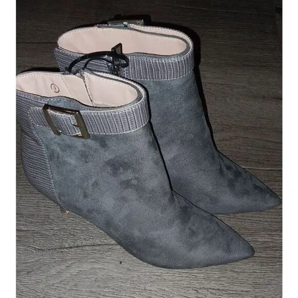 Comfortable chic pointy toe booties sz 9