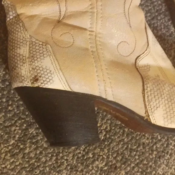 Cream Western Cowboy Boots 8.5 Snake Skin vintage Style