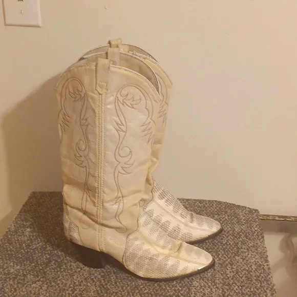 Cream Western Cowboy Boots 8.5 Snake Skin vintage Style