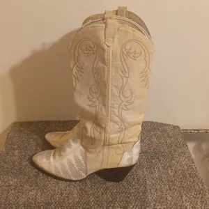 Cream Western Cowboy Boots 8.5 Snake Skin vintage Style