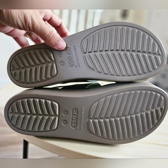 CROCS Women's Brooklyn Low Wedge's Army Green /Mushroom sandals size 7.