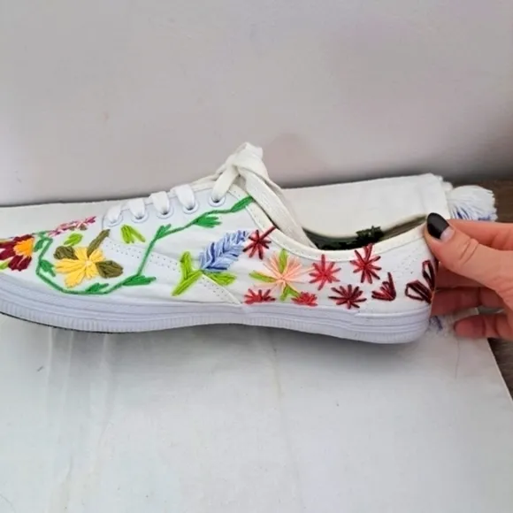 Custom hand embroidered floral canvas tennis shoe 9