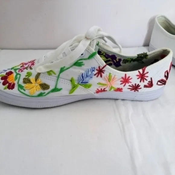 Custom hand embroidered floral canvas tennis shoe 9