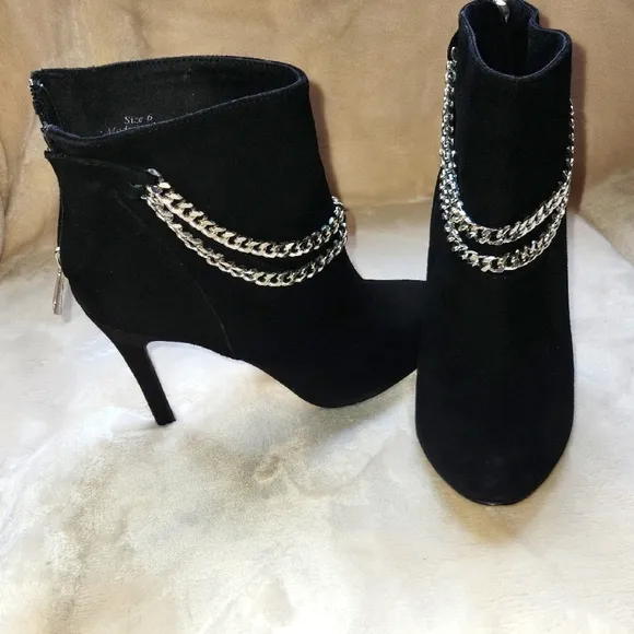 Dolce Vita Elegant Black Ankle Boots with Chain Detail