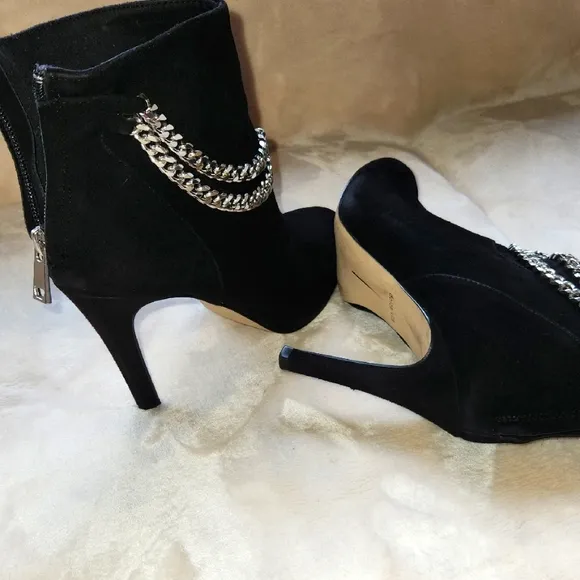Dolce Vita Elegant Black Ankle Boots with Chain Detail