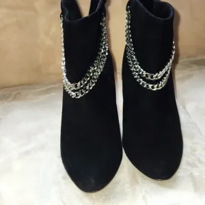 Dolce Vita Elegant Black Ankle Boots with Chain Detail