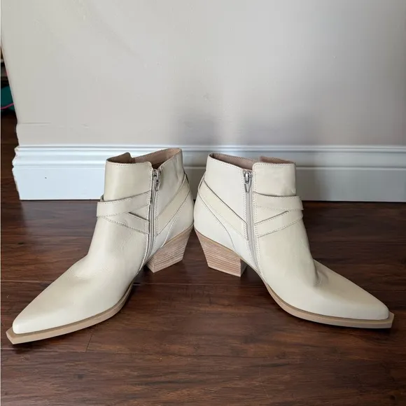 Dolce Vita NWOT Women's Cream Ankle Buckle Boots-Size 9.5