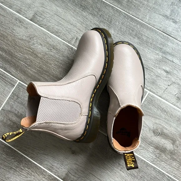 Dr. Martens 2976 Chelsea Boots 7 NWT