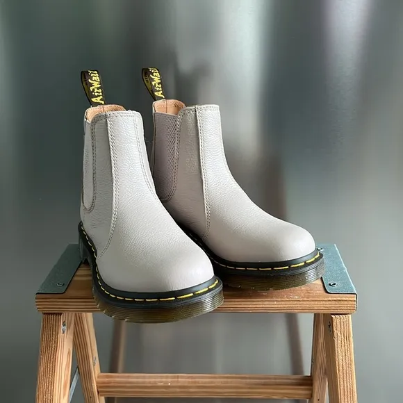 Dr. Martens 2976 Chelsea Boots 7 NWT