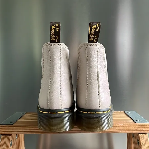 Dr. Martens 2976 Chelsea Boots 7 NWT