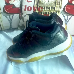 (E3) AIR JORDAN XI RETRO LOW#528896-010 BASKETBALL SHOES SIZE 7A BLACK METALLIC