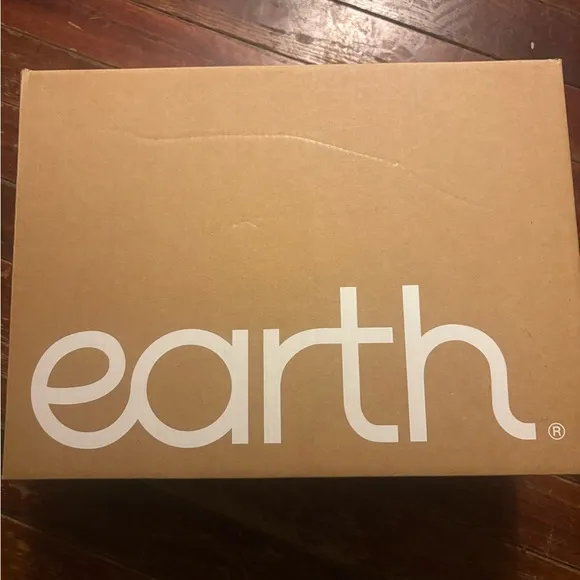 Earth Women's Ankle Boots in Burgundy