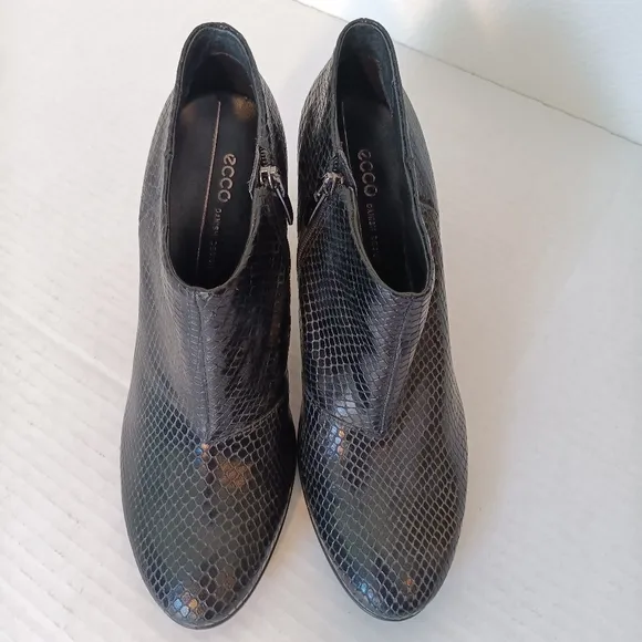 Ecco Round Toe Shootie Black Textured Ankle Boots 3 inch Heel US Size 7.5 EU 39