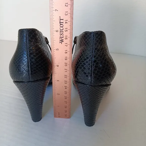 Ecco Round Toe Shootie Black Textured Ankle Boots 3 inch Heel US Size 7.5 EU 39