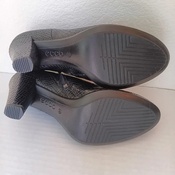 Ecco Round Toe Shootie Black Textured Ankle Boots 3 inch Heel US Size 7.5 EU 39