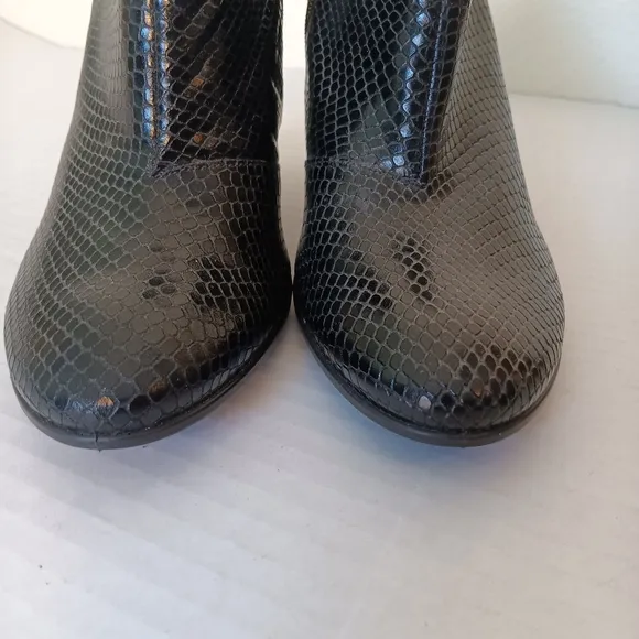 Ecco Round Toe Shootie Black Textured Ankle Boots 3 inch Heel US Size 7.5 EU 39