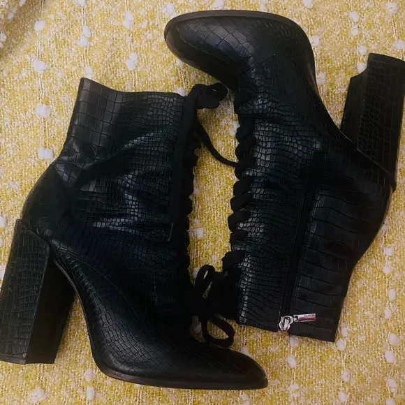 Elegant Black Croc-Embossed Women's Boots