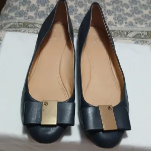 Elegant Navy Blue Flats with Gold Accent 10.5