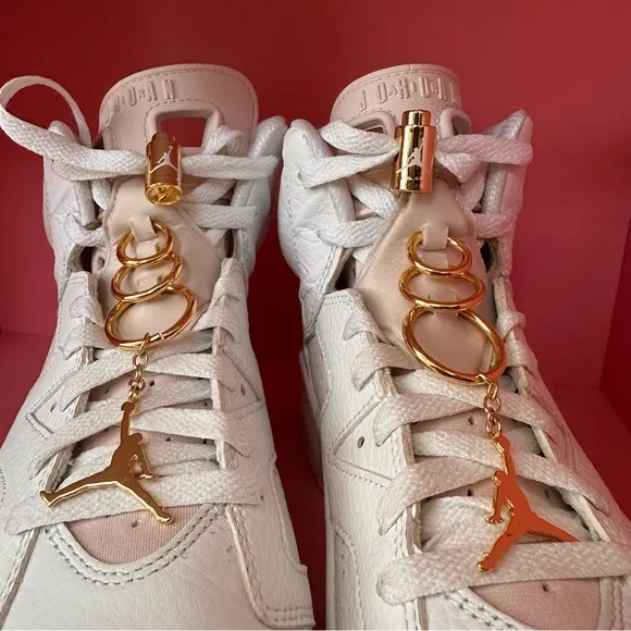 EUC JORDAN Air Retro 6 Gold Hoops