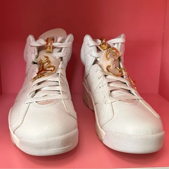 EUC JORDAN Air Retro 6 Gold Hoops