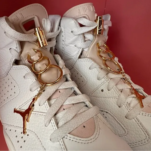 EUC JORDAN Air Retro 6 Gold Hoops
