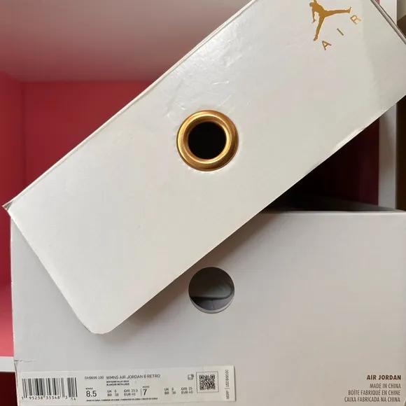 EUC JORDAN Air Retro 6 Gold Hoops