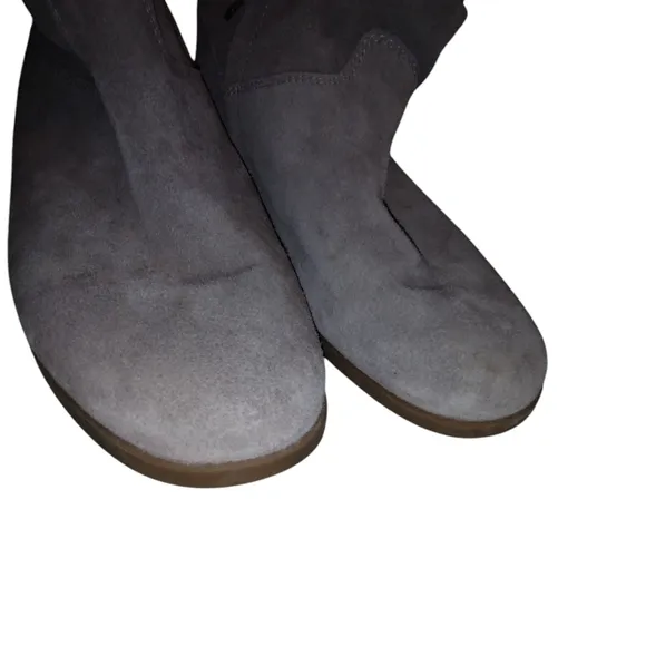 EUC Koolaburra Women's Suede Ankle Slouch Boots Size 8 gray purple Lorelai