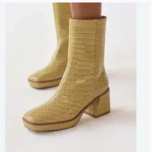 FL UO Bella Croc Crocodile Snake Boho Peasant Hipster Hippie Art Chic Heel Boots