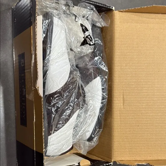 FootJoy Spiked Golf Shoes, New in Box! Brown &amp; White. Extra Comfort. Size 10W.