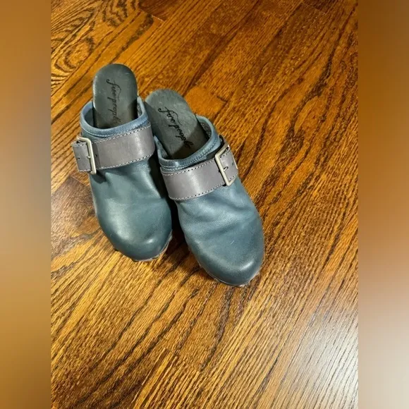 Free People Shoes Culver City Clog Blue Free People Size 38 small flaw in wood