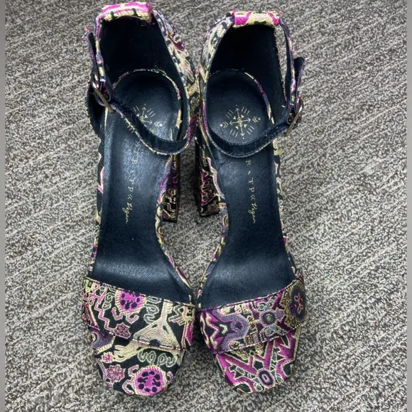 Free People Vegan Sandal Heel Platform Fabric Print Ankle Strap Gold Black Sz 9