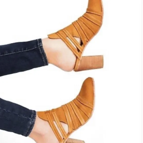 Free People | Women's camel colored leather Byron Strappy Stack Heel Mules, sz 9