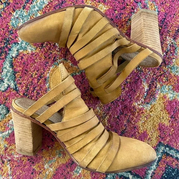 Free People | Women's camel colored leather Byron Strappy Stack Heel Mules, sz 9