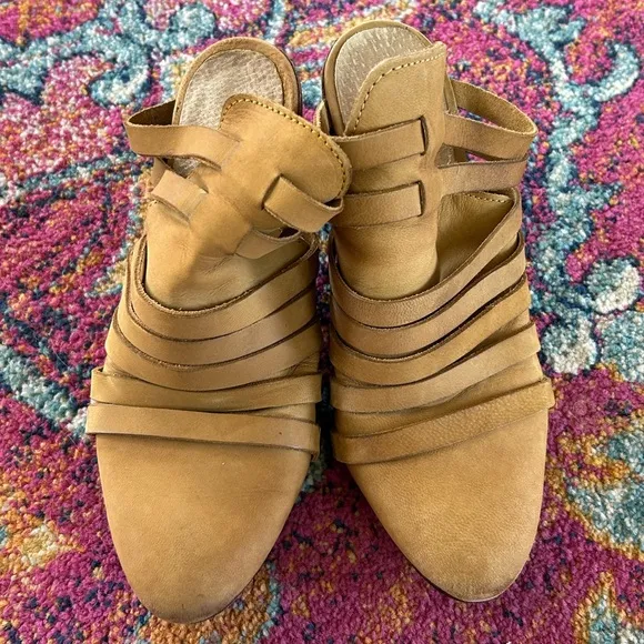 Free People | Women's camel colored leather Byron Strappy Stack Heel Mules, sz 9