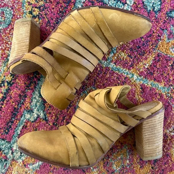 Free People | Women's camel colored leather Byron Strappy Stack Heel Mules, sz 9