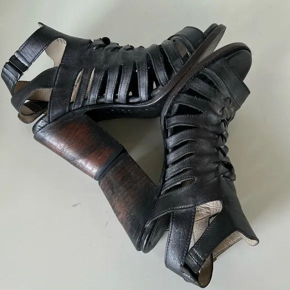 Freebird Bongo Distressed Bohemian Black/Gray Leather Sandals